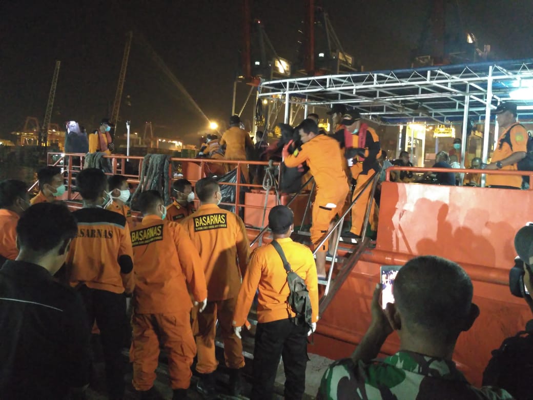 Evakuasi jenazah korban Lion Air.
